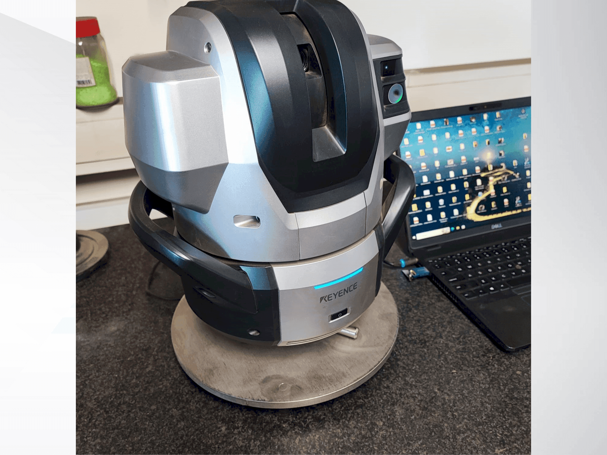 Frontansicht der KEYENCE WM 3000  Maschine