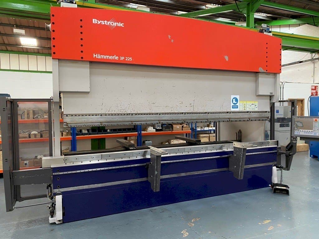 Frontansicht der Bystronic Hammerle 225/4100 3P Maschine