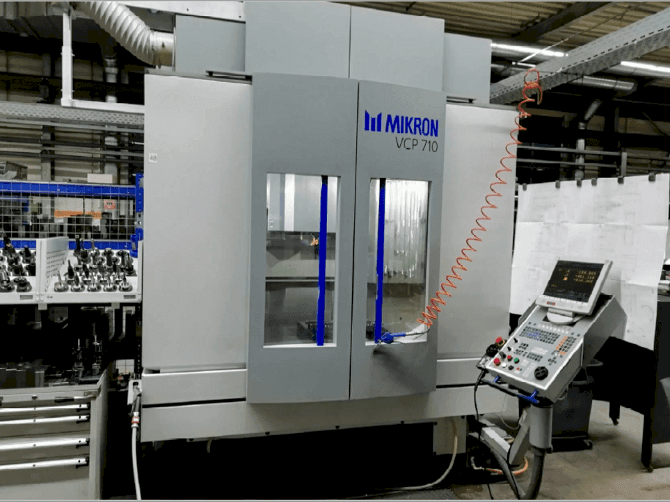 Frontansicht der MIKRON VCP 710 Maschine