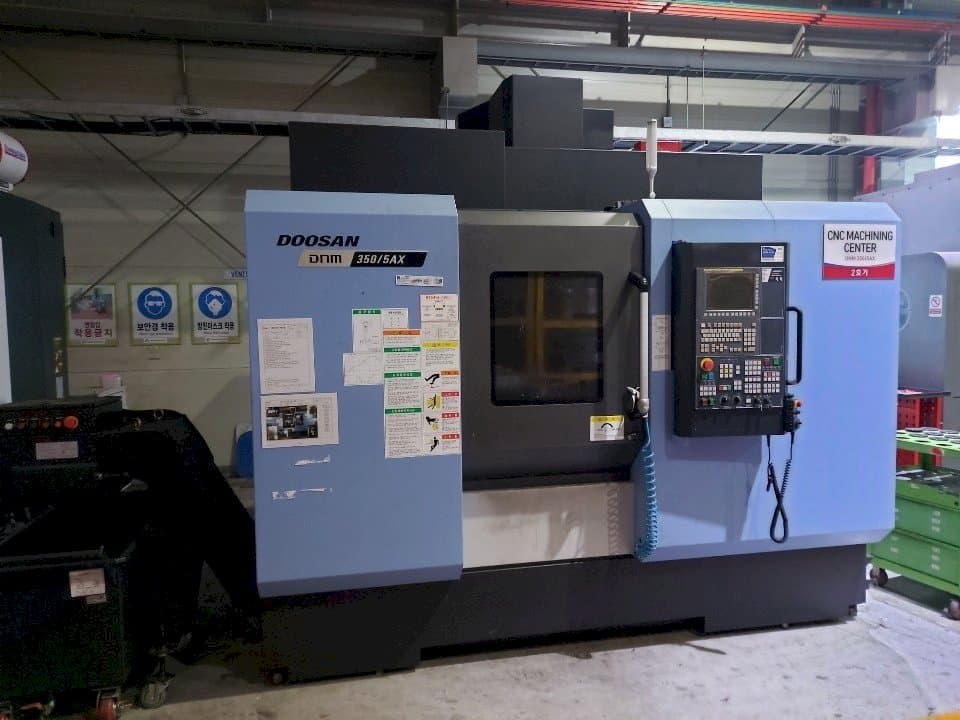 Frontansicht der Doosan DNM350/5AX Maschine