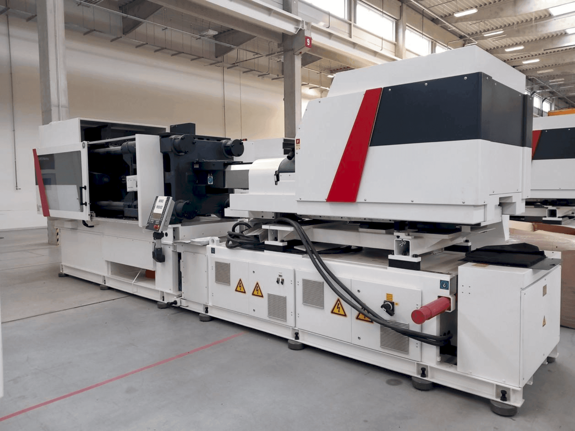 Frontansicht der Milacron Elektron Evo 350 Maschine