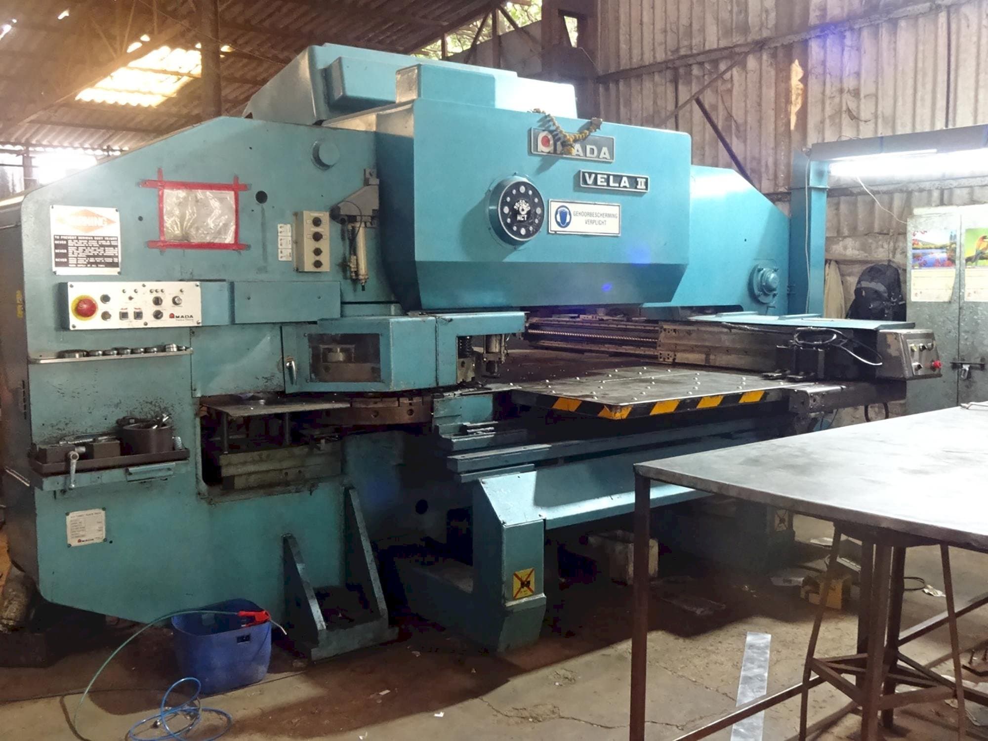 Linke Ansicht der AMADA VELA II 355 Maschine