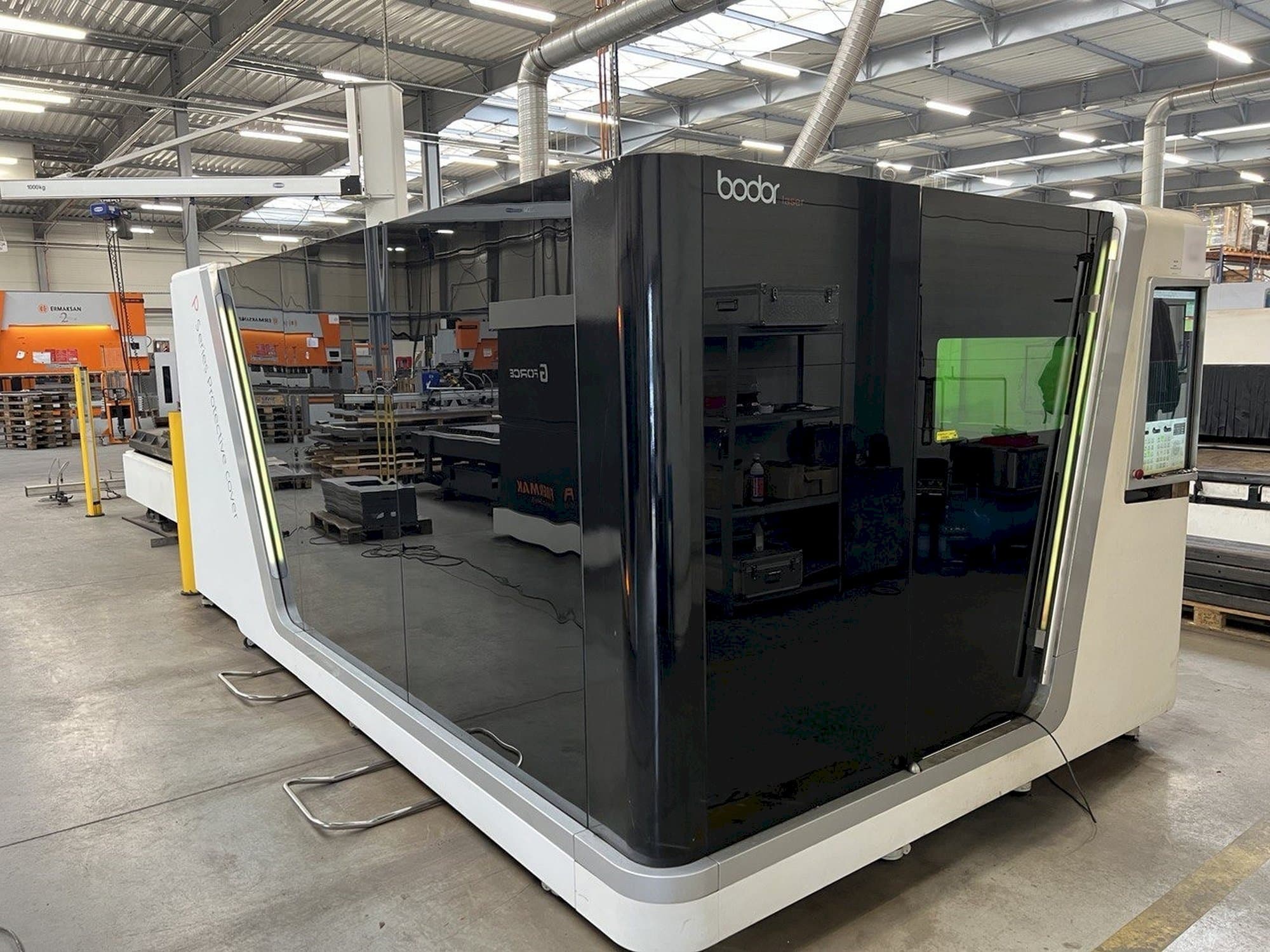 Frontansicht der Bodor P3015  Maschine