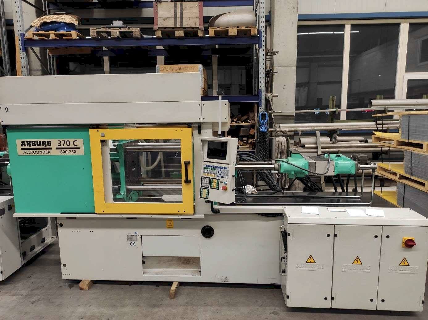 Frontansicht der Arburg 370C-800-250 Maschine