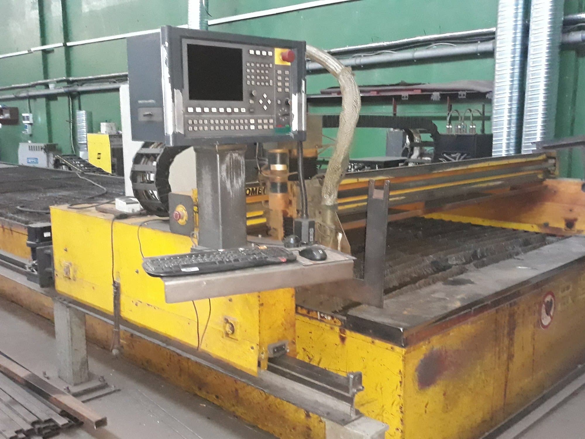 Frontansicht der ESAB CXD-P 3000 Maschine