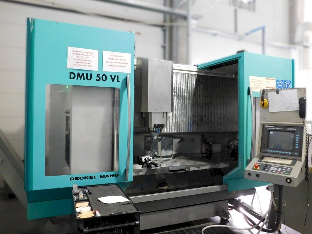 Frontansicht der DMG DMU 50 VL Maschine