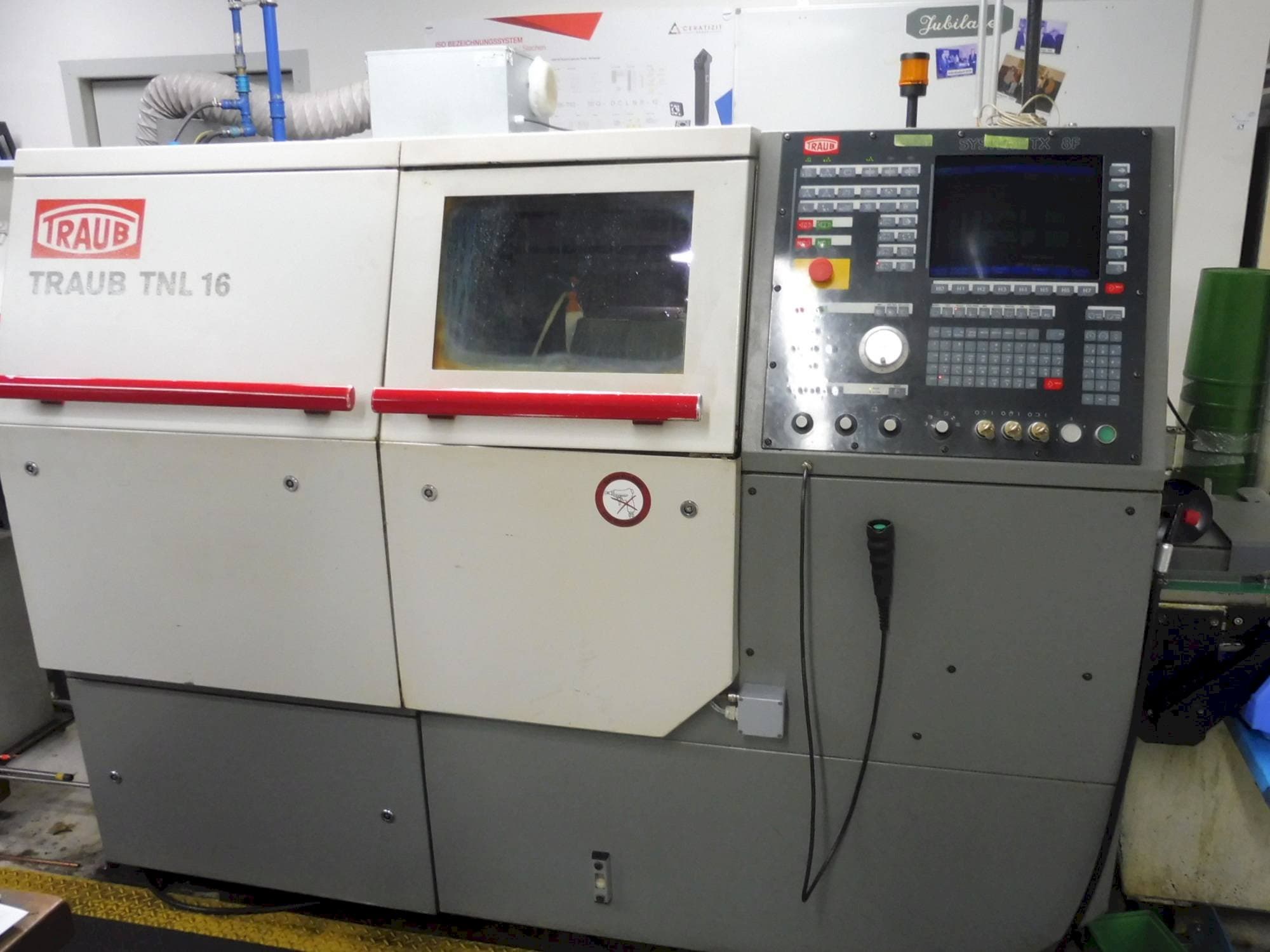 Frontansicht der TRAUB TNL 16 Maschine