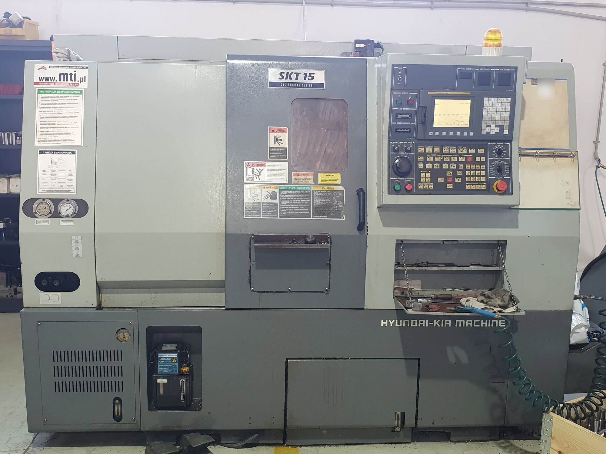 Frontansicht der Hyundai Kia SKT15  Maschine