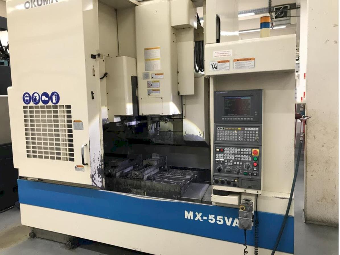 Frontansicht der Okuma MX55 Maschine