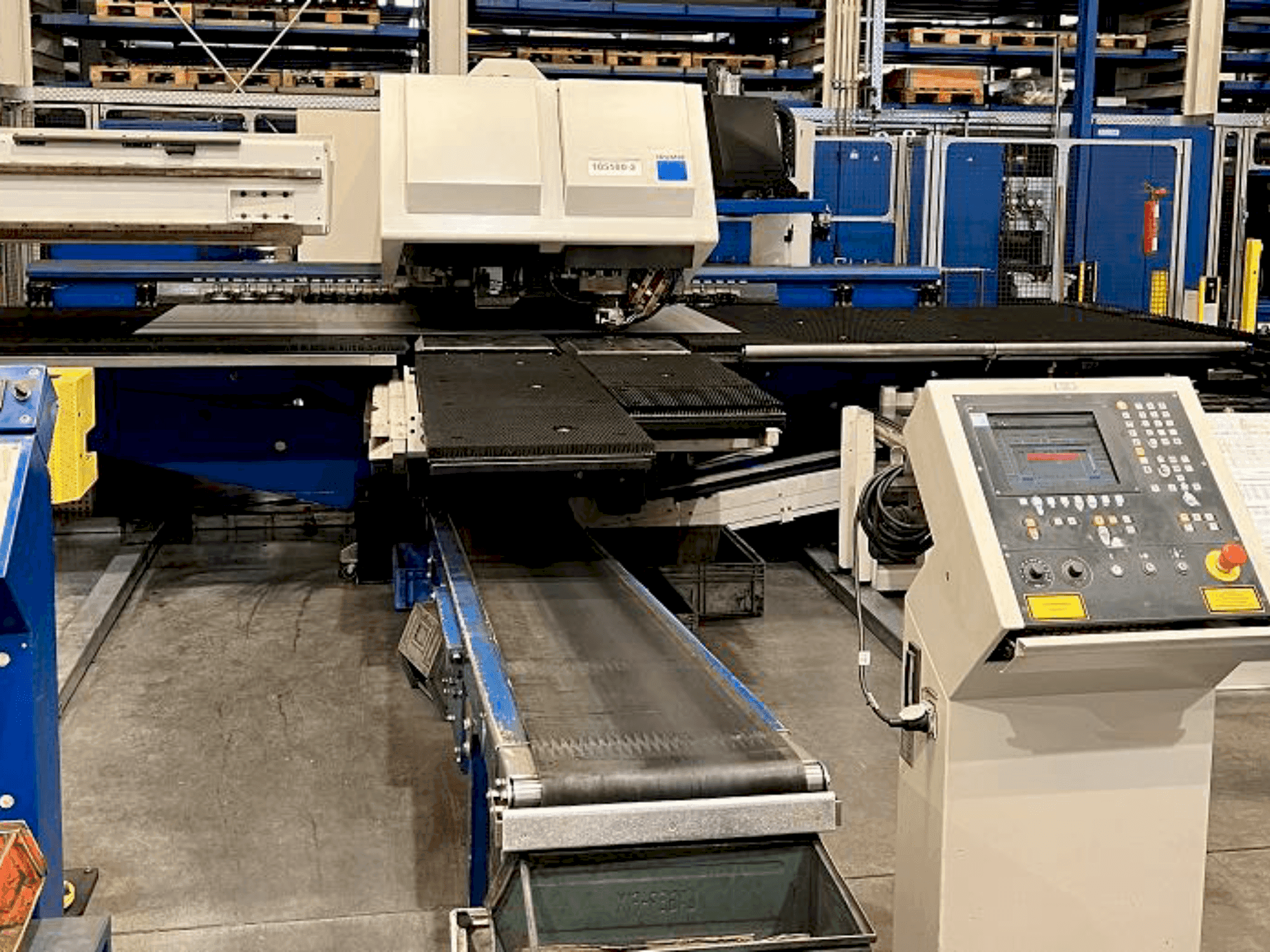 Frontansicht der TRUMPF Trumatic 6000 L + Sheetmaster  Maschine