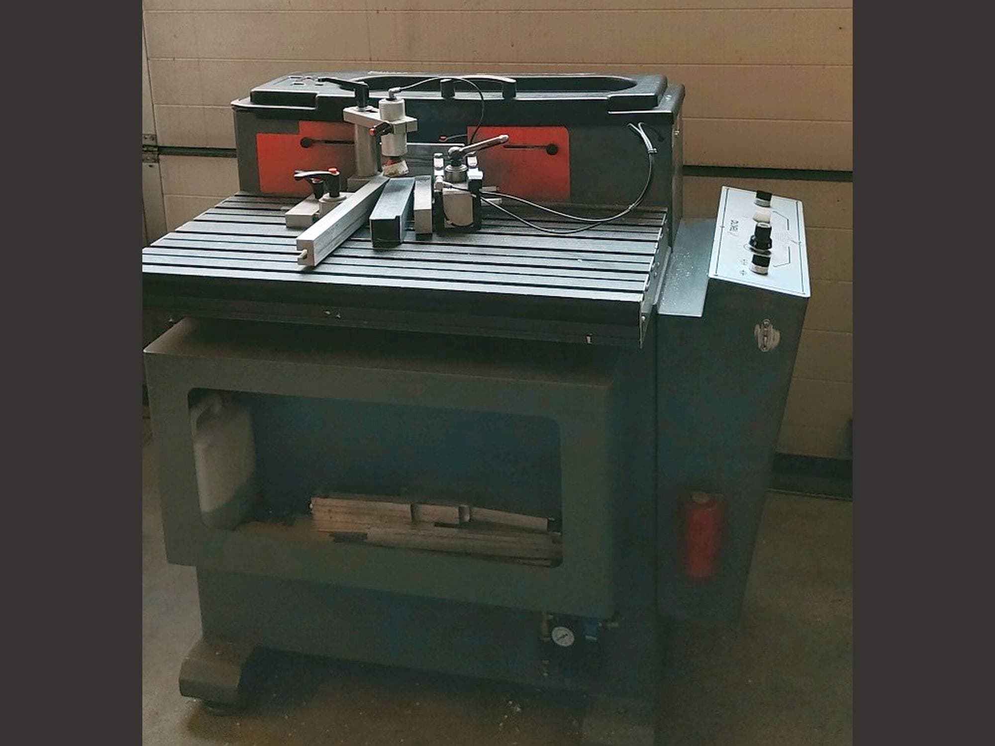 Linke Seitenansicht der Tekna TK661 Maschine