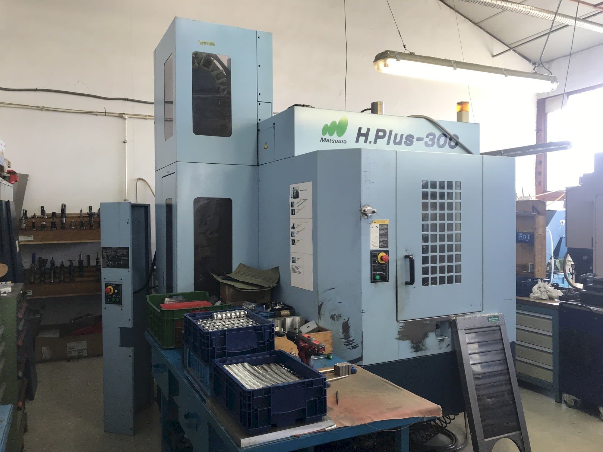 Frontansicht der Matsuura H.PLUS-300 Maschine