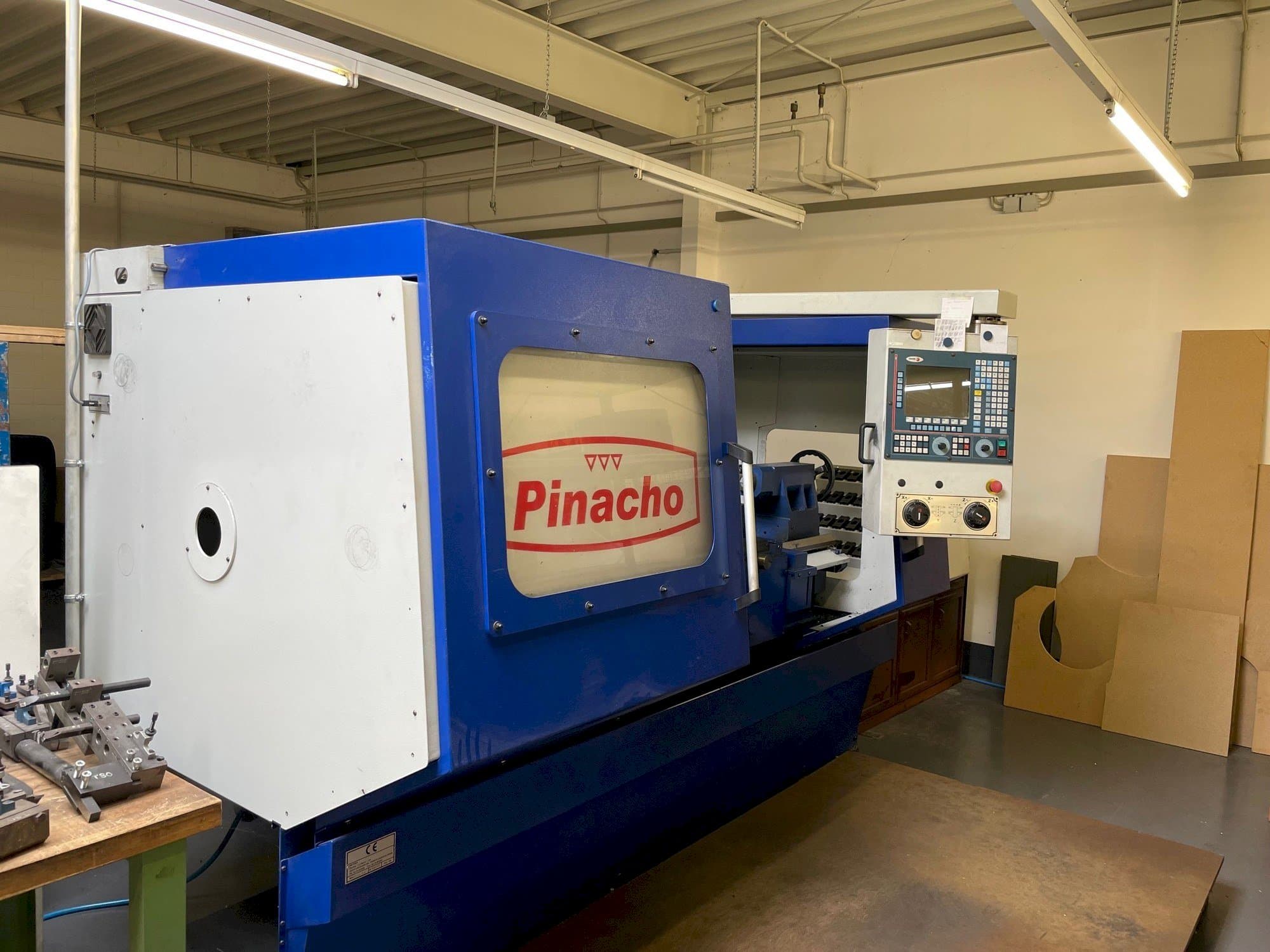 Frontansicht der Pinacho CNC 260 Maschine