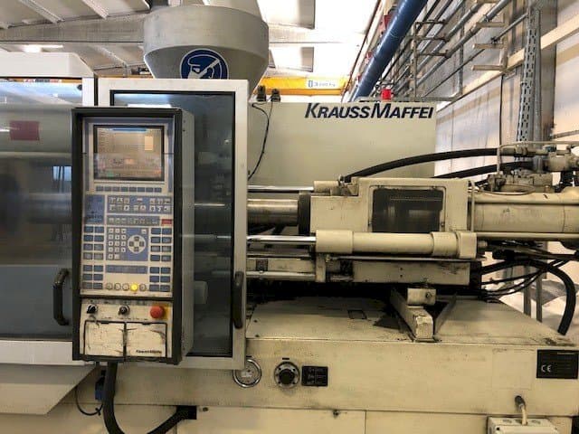 Frontansicht der Krauss Maffei 150-700 C2 Maschine