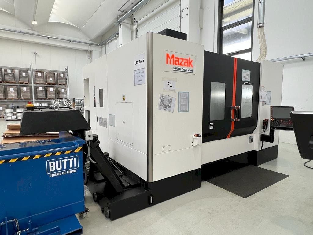 Frontansicht der Mazak VTC 760 Maschine