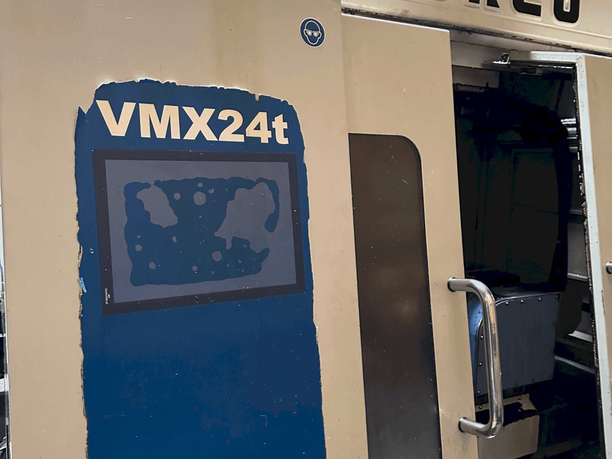 Frontansicht der Hurco VMX24t  Maschine