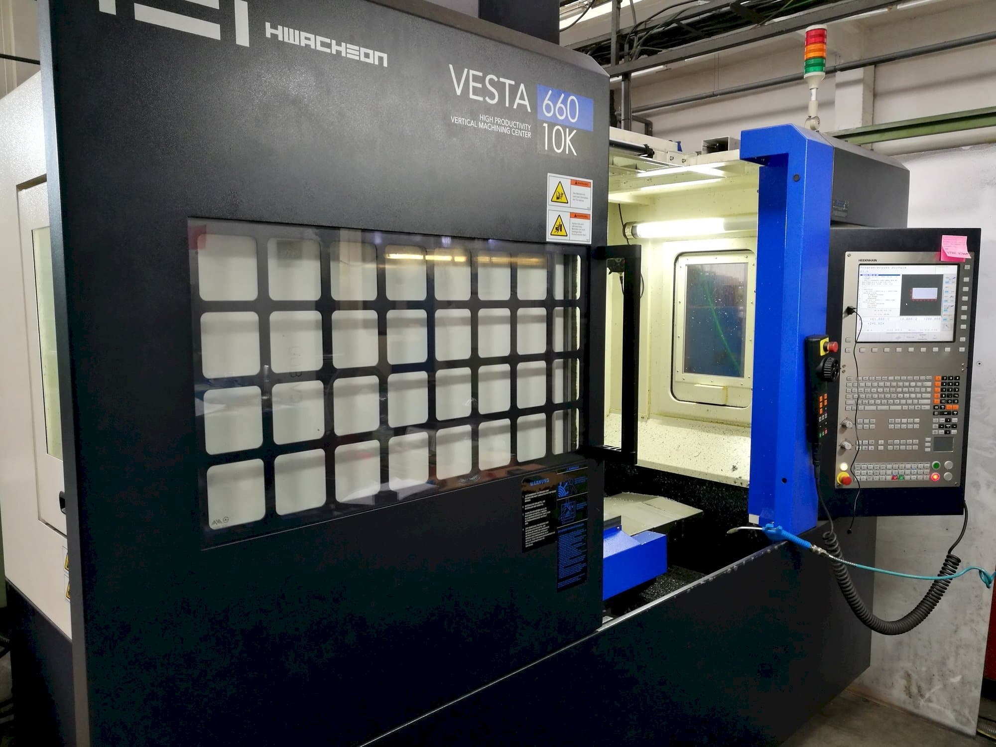 Frontansicht der HWACHEON Vesta-600 Maschine