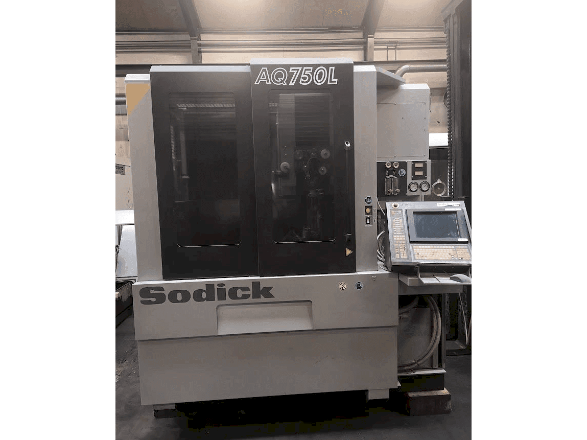 Frontansicht der Sodick AQ750L Maschine