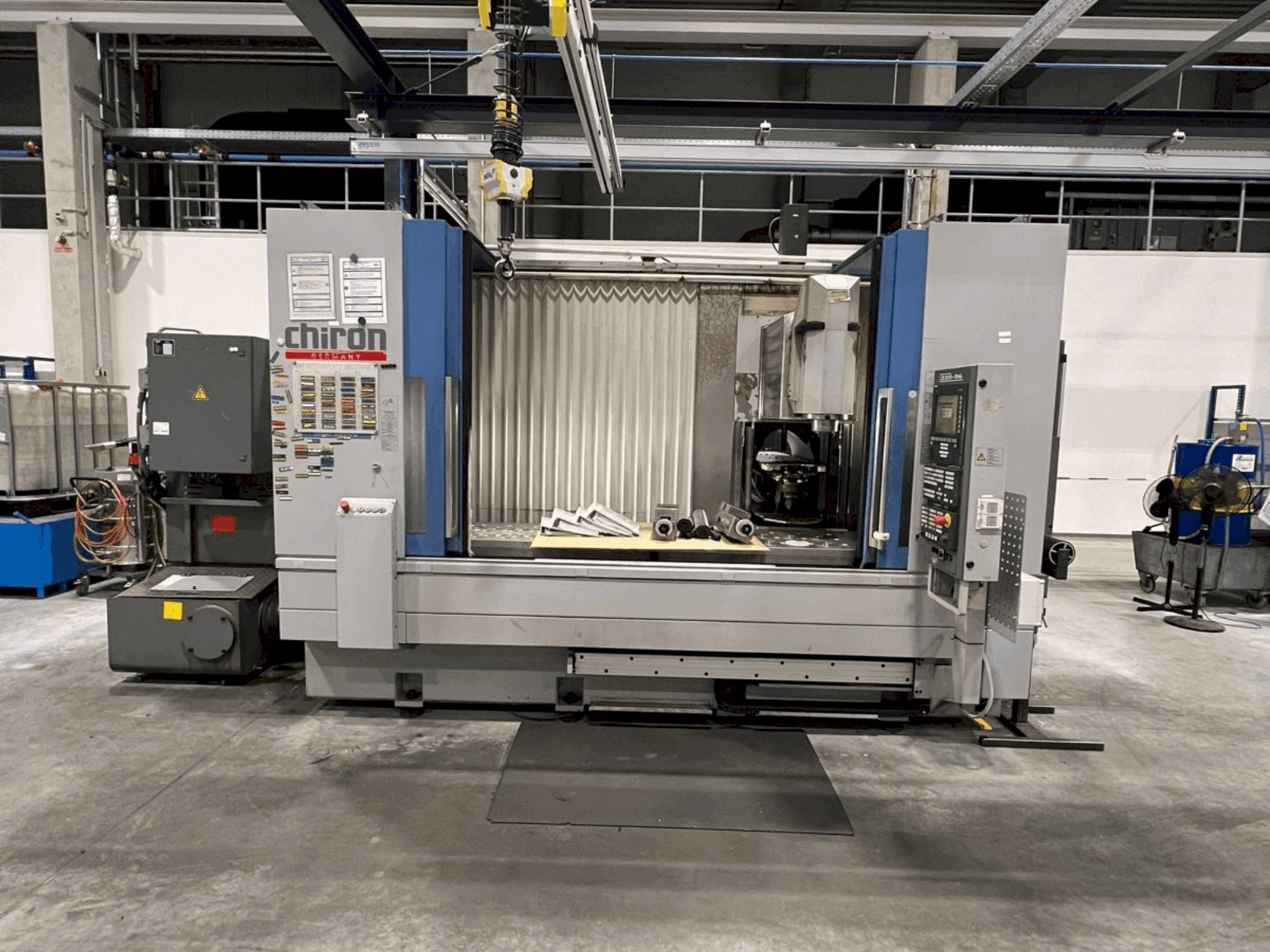 Frontansicht der CHIRON Mill 2000  Maschine