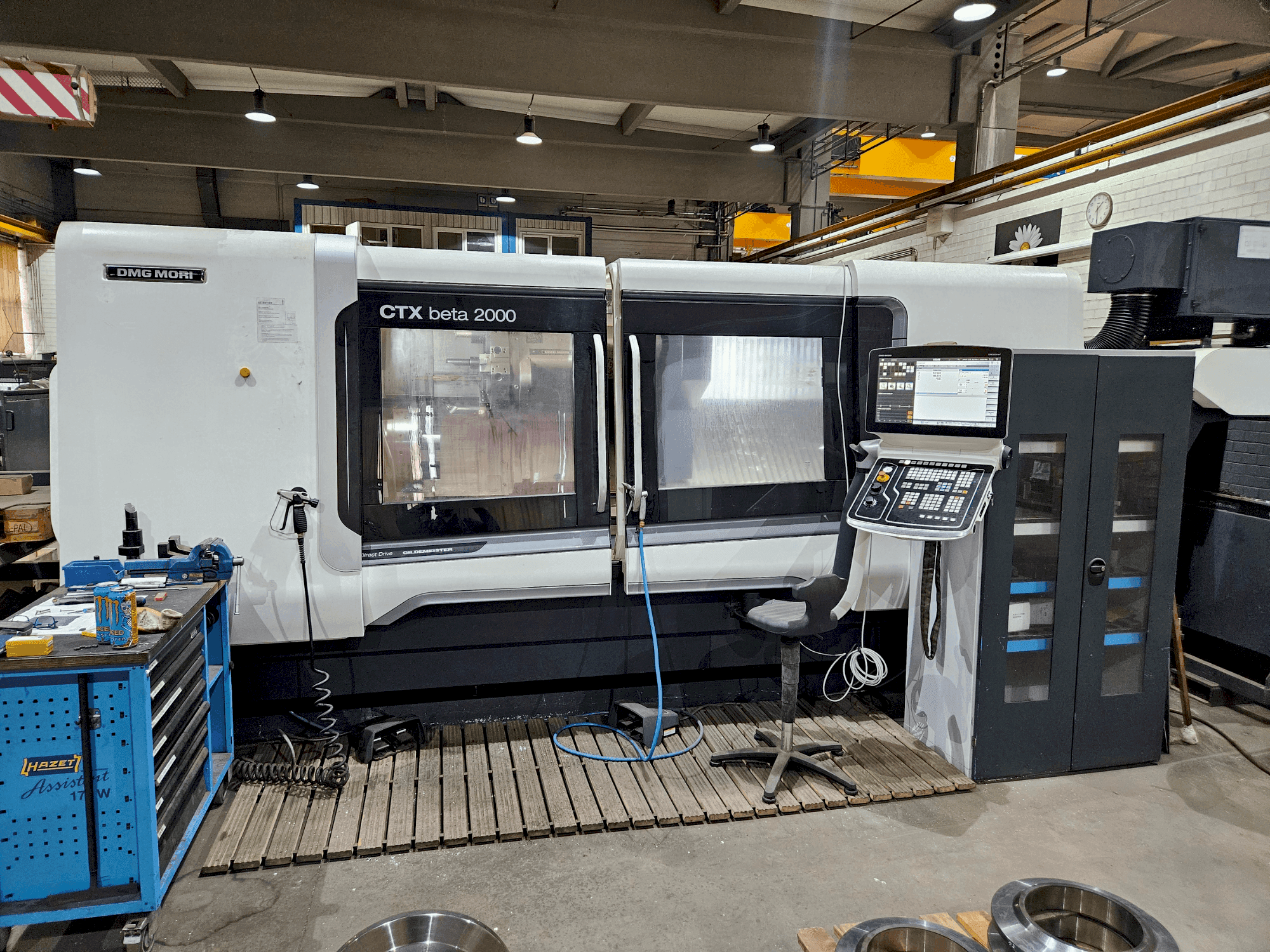 Frontansicht der DMG MORI CTX beta 2000 Maschine
