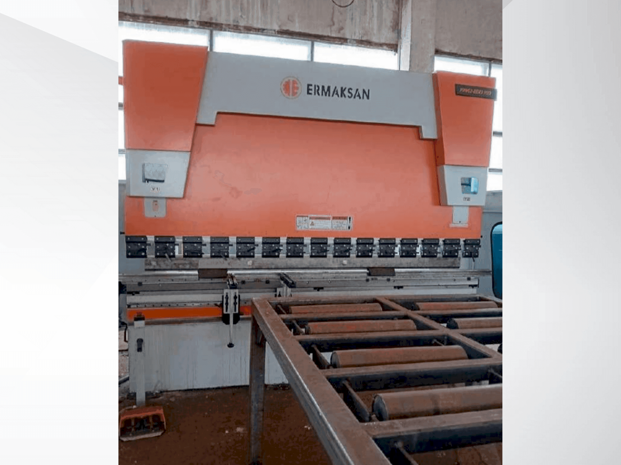 Frontansicht der ERMAKSAN POWER BEND PRO 3100-175 Maschine
