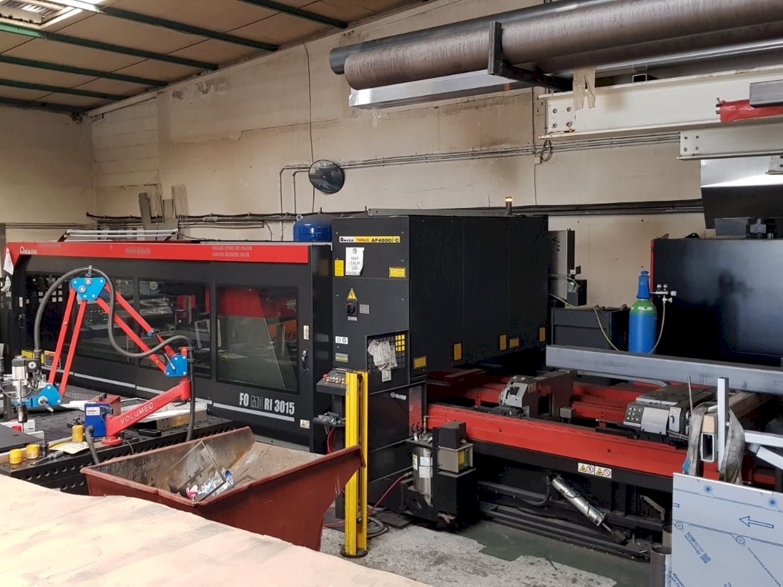 Frontansicht der AMADA FO M2 3015 RI Maschine