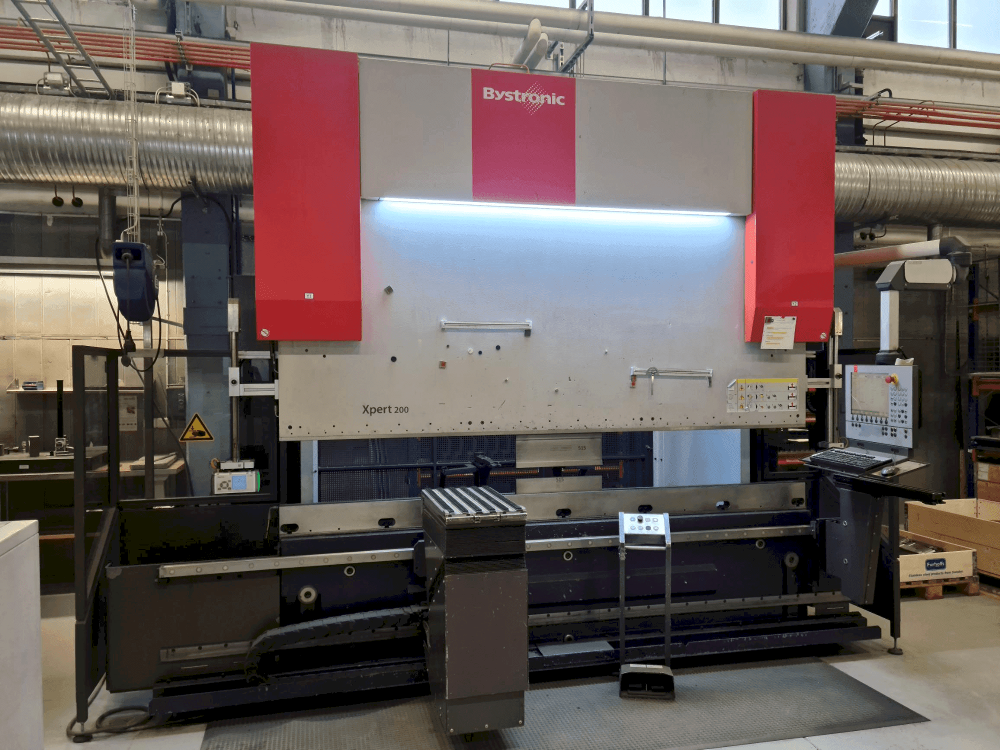 Frontansicht der Bystronic Xpert 200 x 3100  Maschine