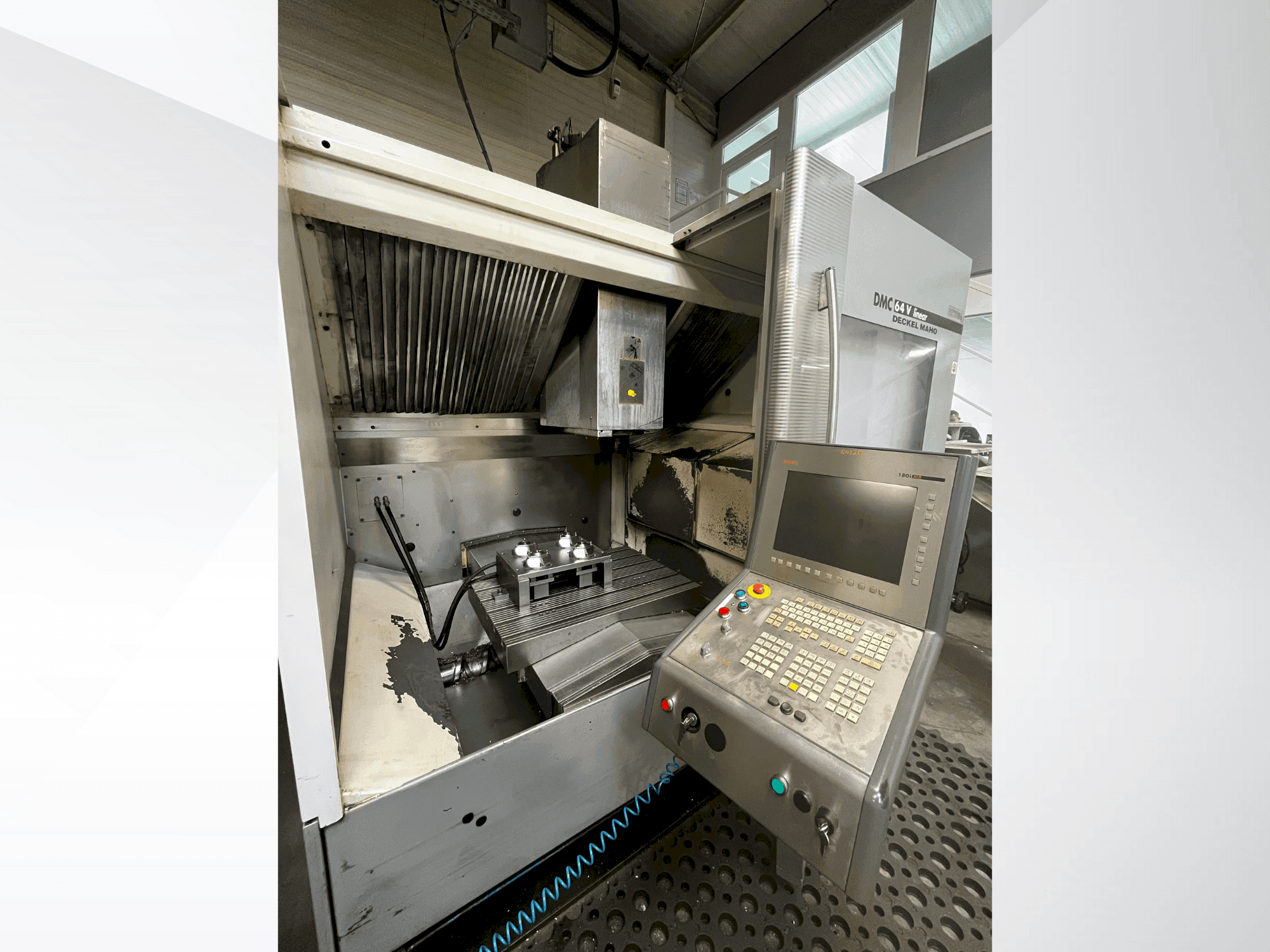 Frontansicht der DMG DECKEL MAHO DMC 64V linear  Maschine