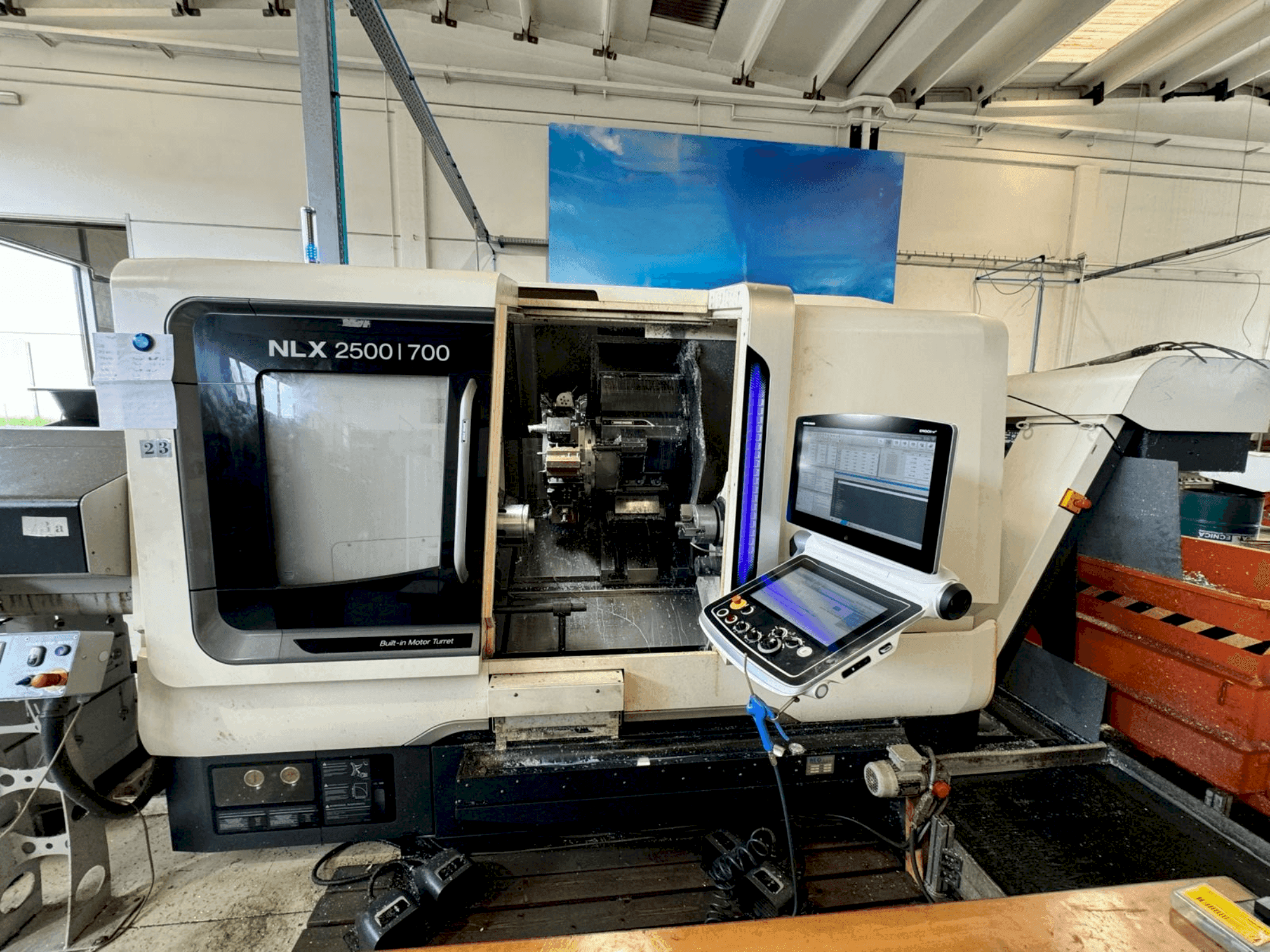 Frontansicht der DMG MORI NLX2500SY/700 Maschine