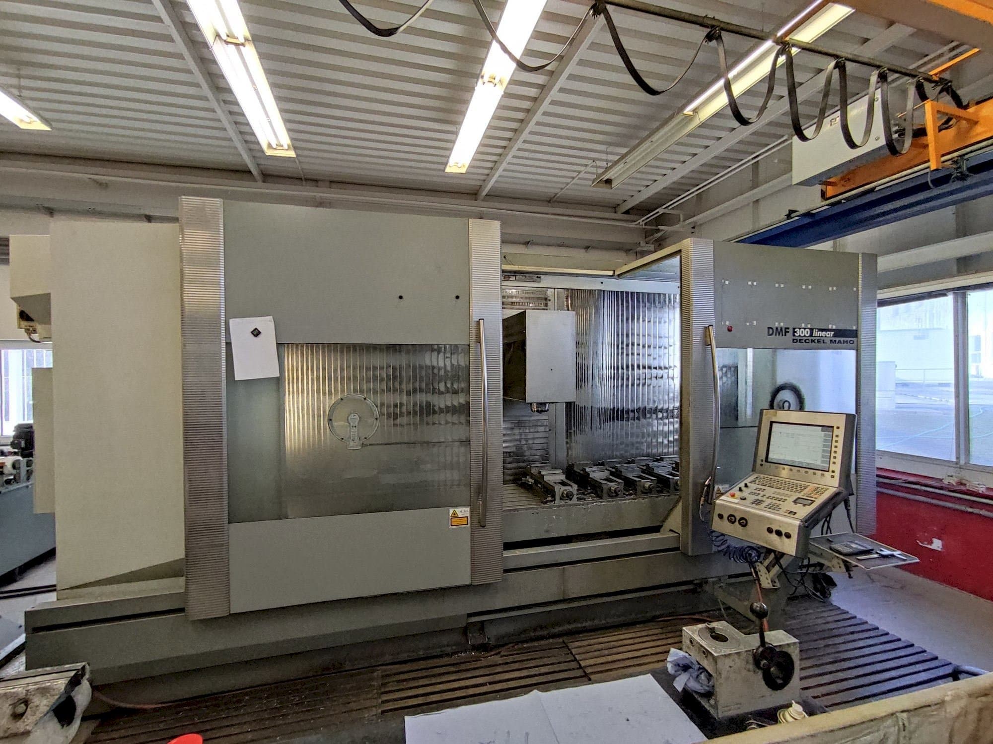 Frontansicht der DECKEL MAHO DMF 300 linear Maschine