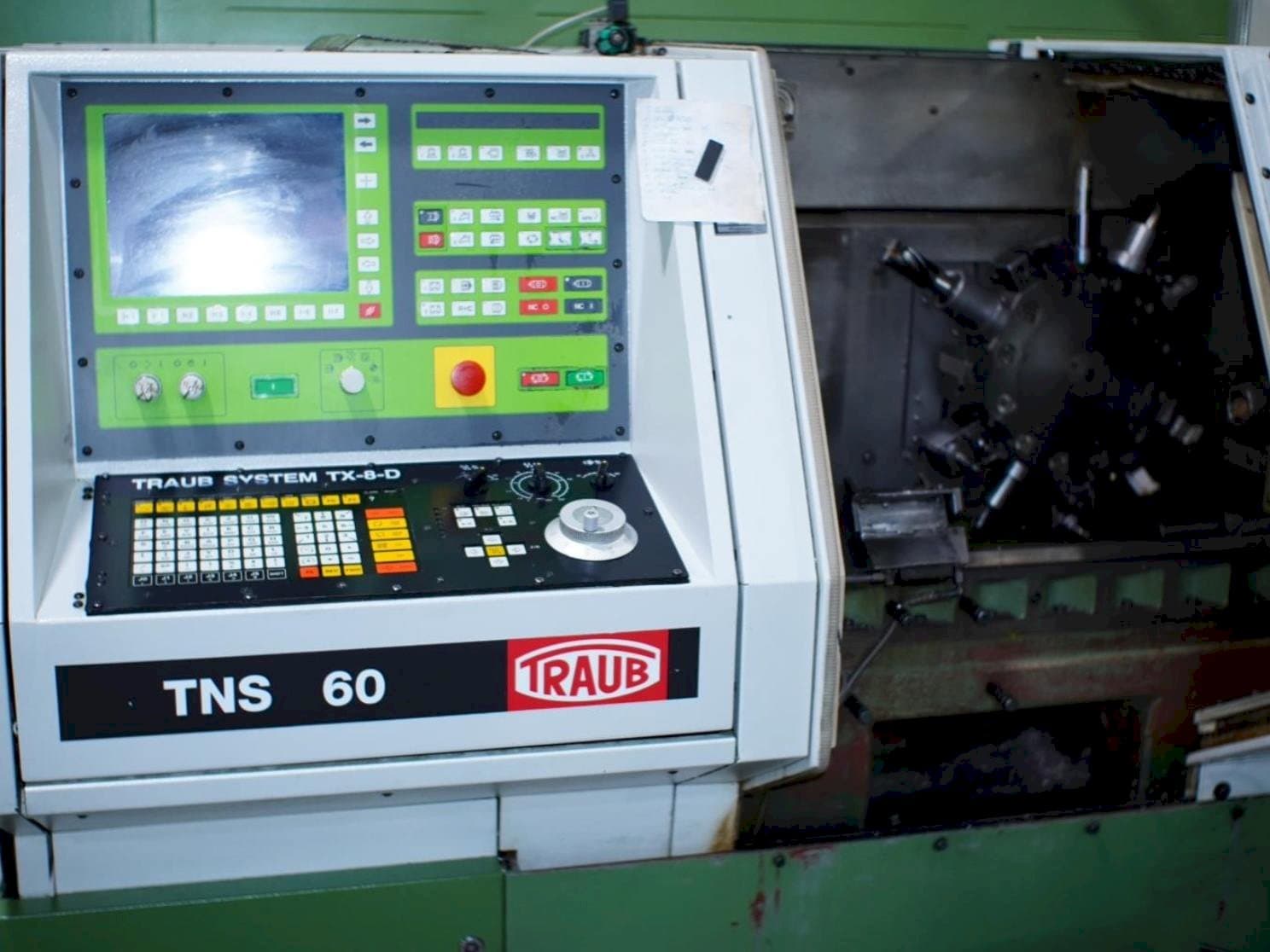 Frontansicht der TRAUB TNS 60 Maschine