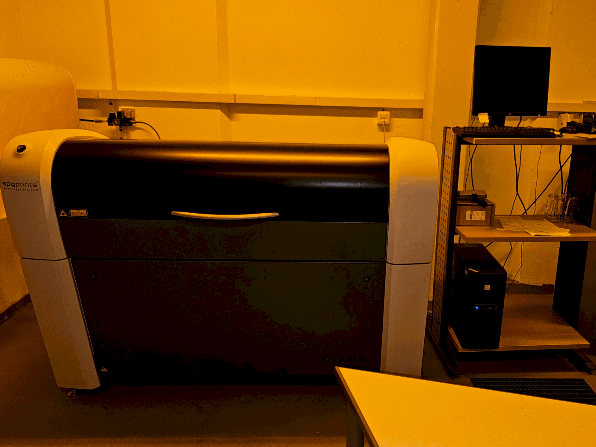 Frontansicht der SPGPrints DLX 713T  Maschine