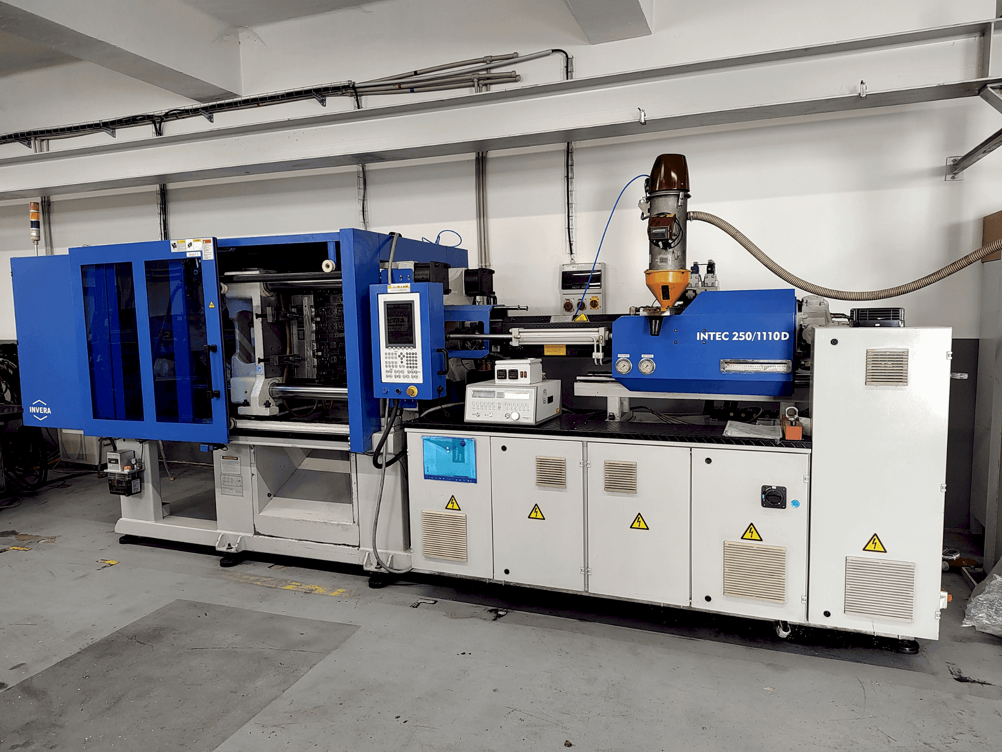Frontansicht der INVERA Intec 250/1110  Maschine