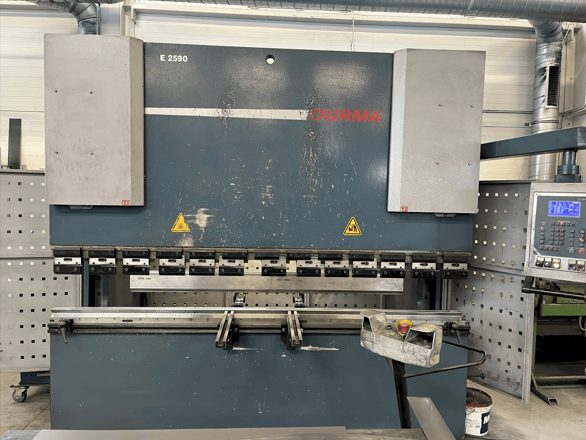 Frontansicht der Durma E 2590 Maschine