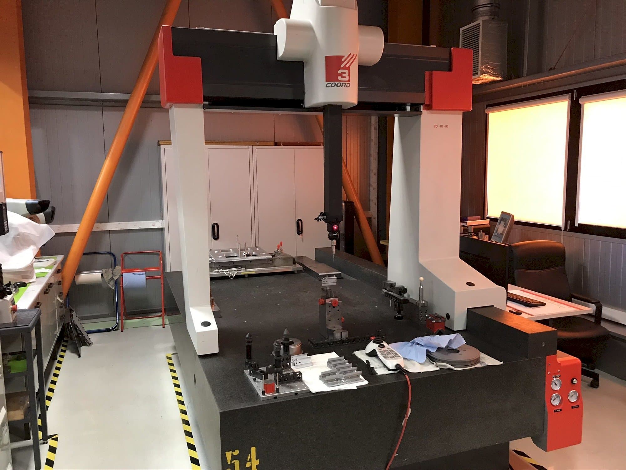 Frontansicht der Coord3 MC16 20-10-10 Maschine