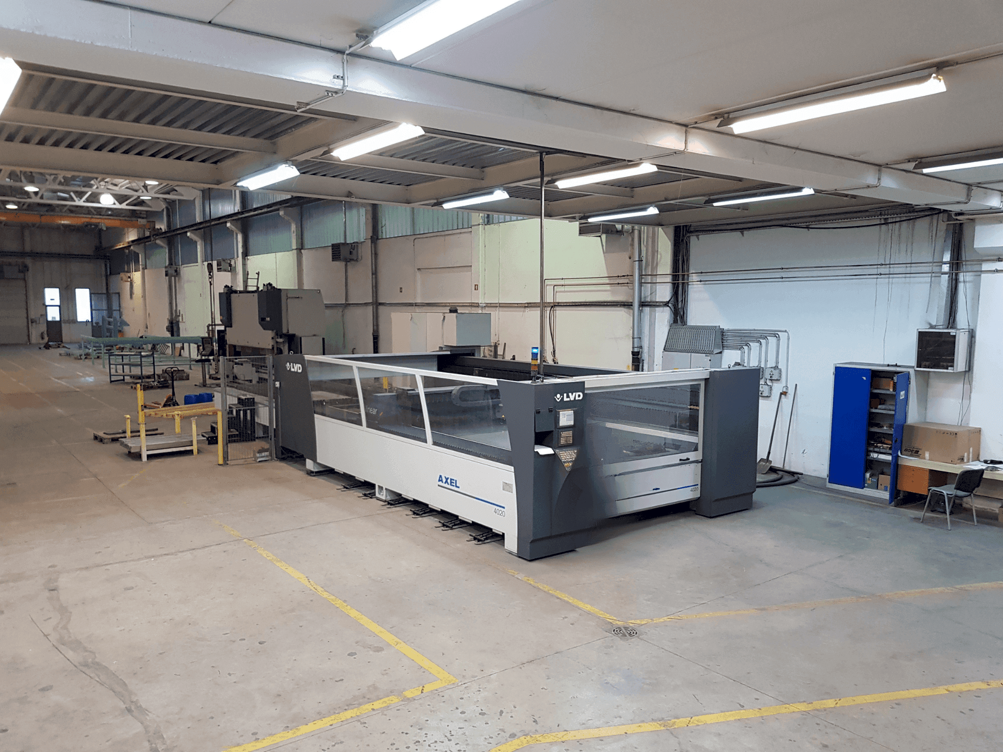 Frontansicht der LVD Axel 4020 Maschine