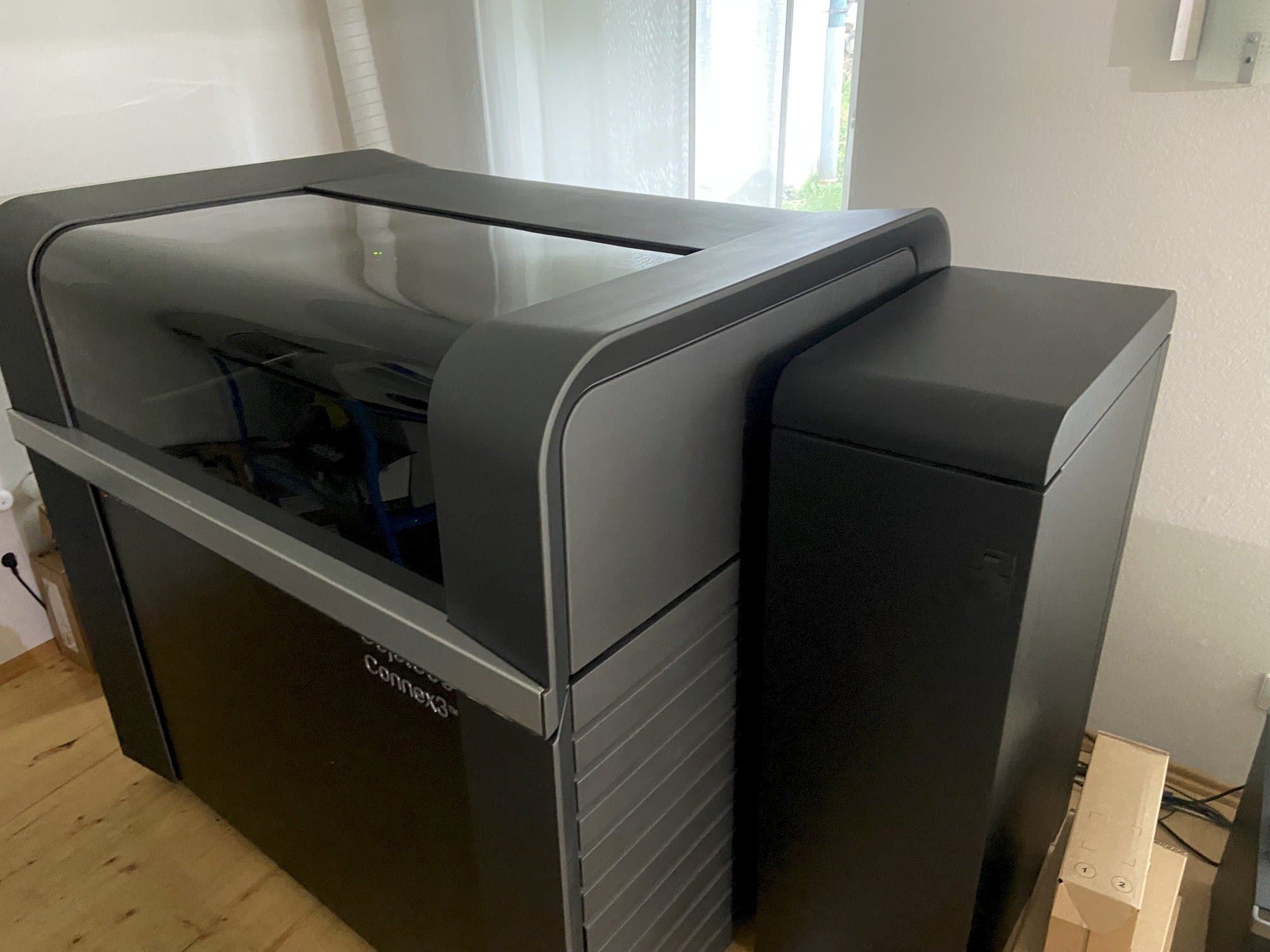 Frontansicht der Stratasys Objet500 Connex3 Maschine