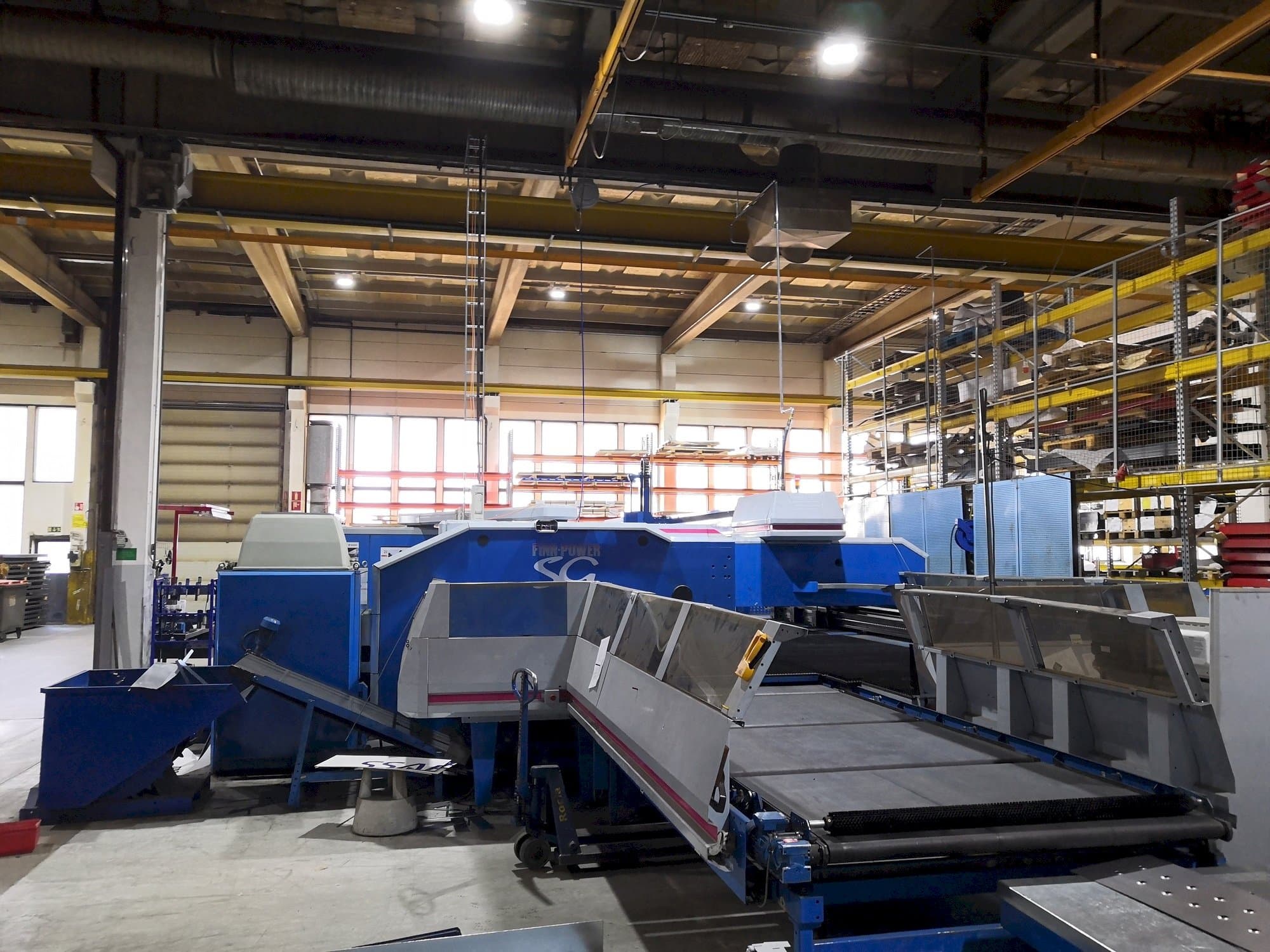 Frontansicht der Finn-Power SG6 Maschine