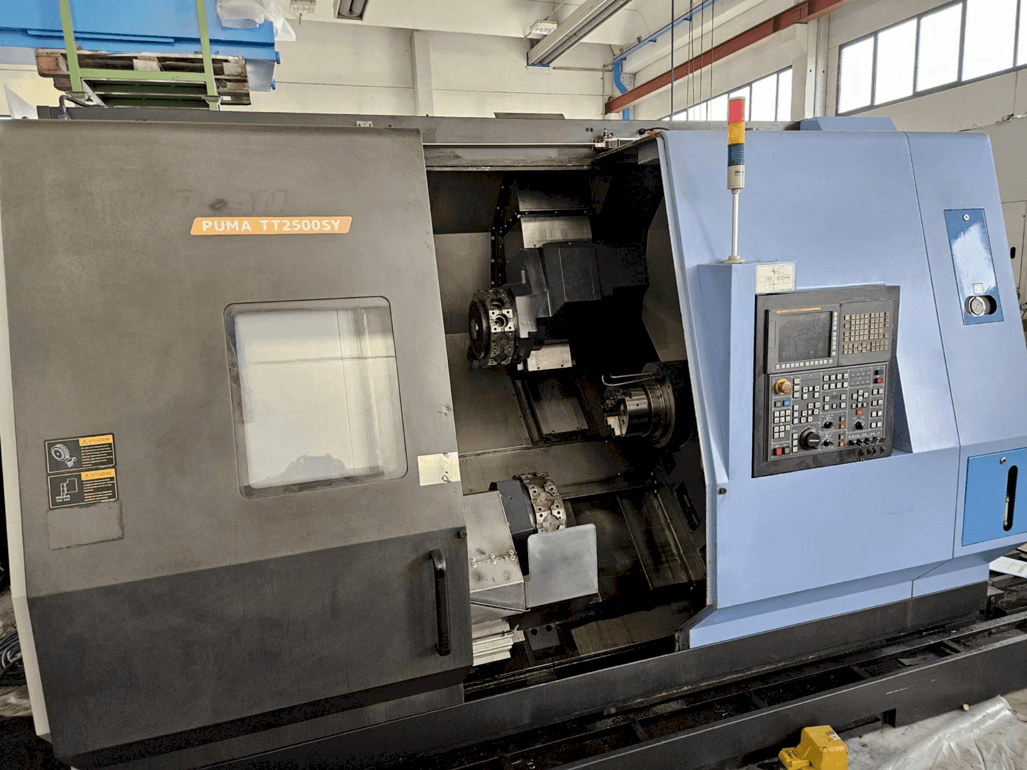 Frontansicht der DOOSAN TT2500SY Maschine