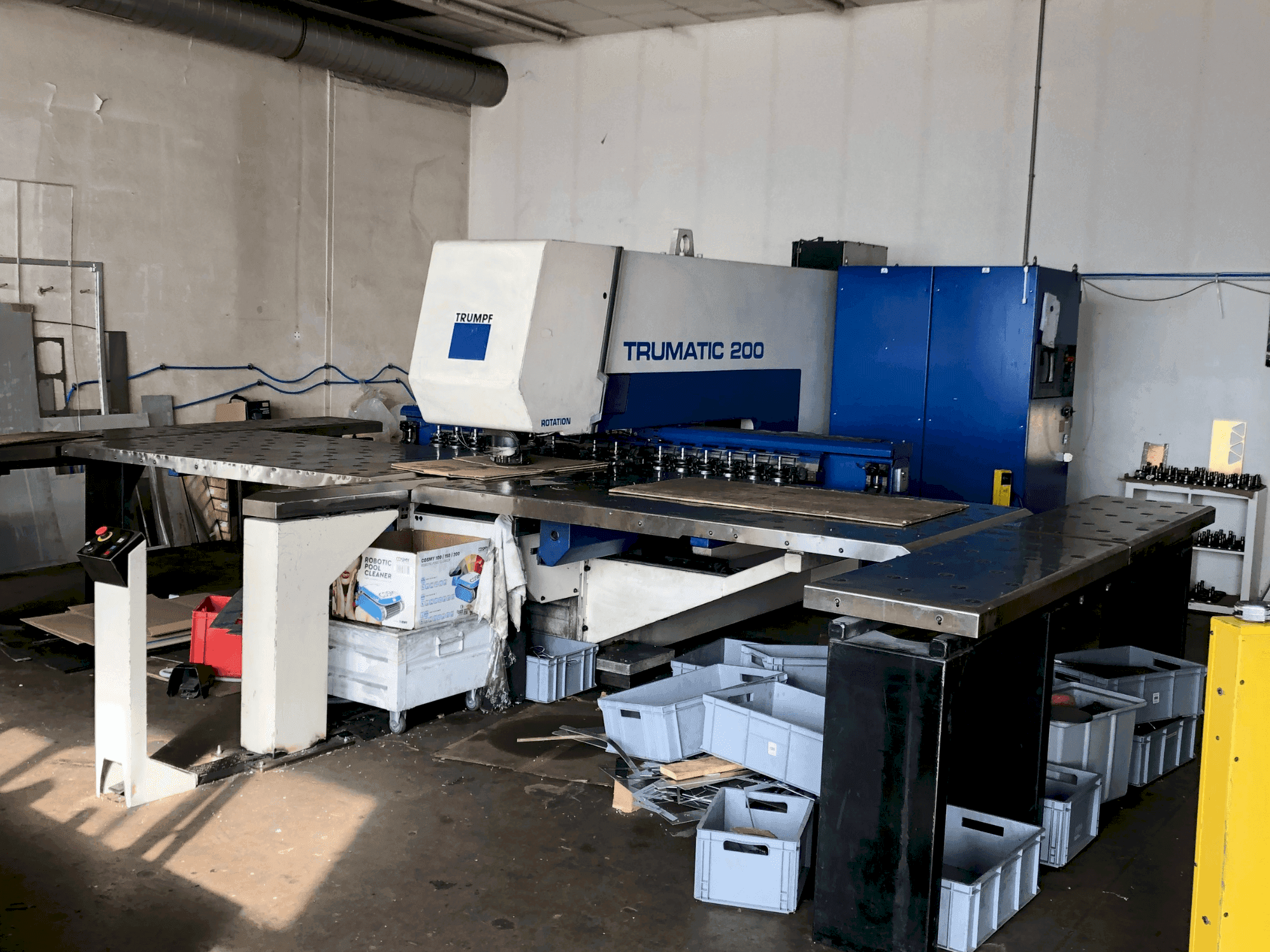 Frontansicht der TRUMPF Trumatic TC200R  Maschine