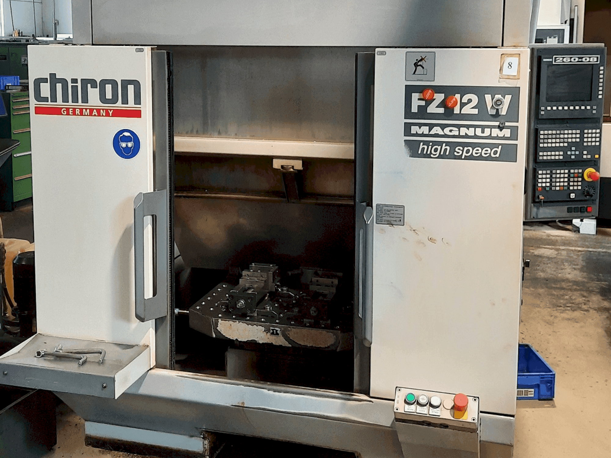 Frontansicht der CHIRON FZ 12 W  Maschine