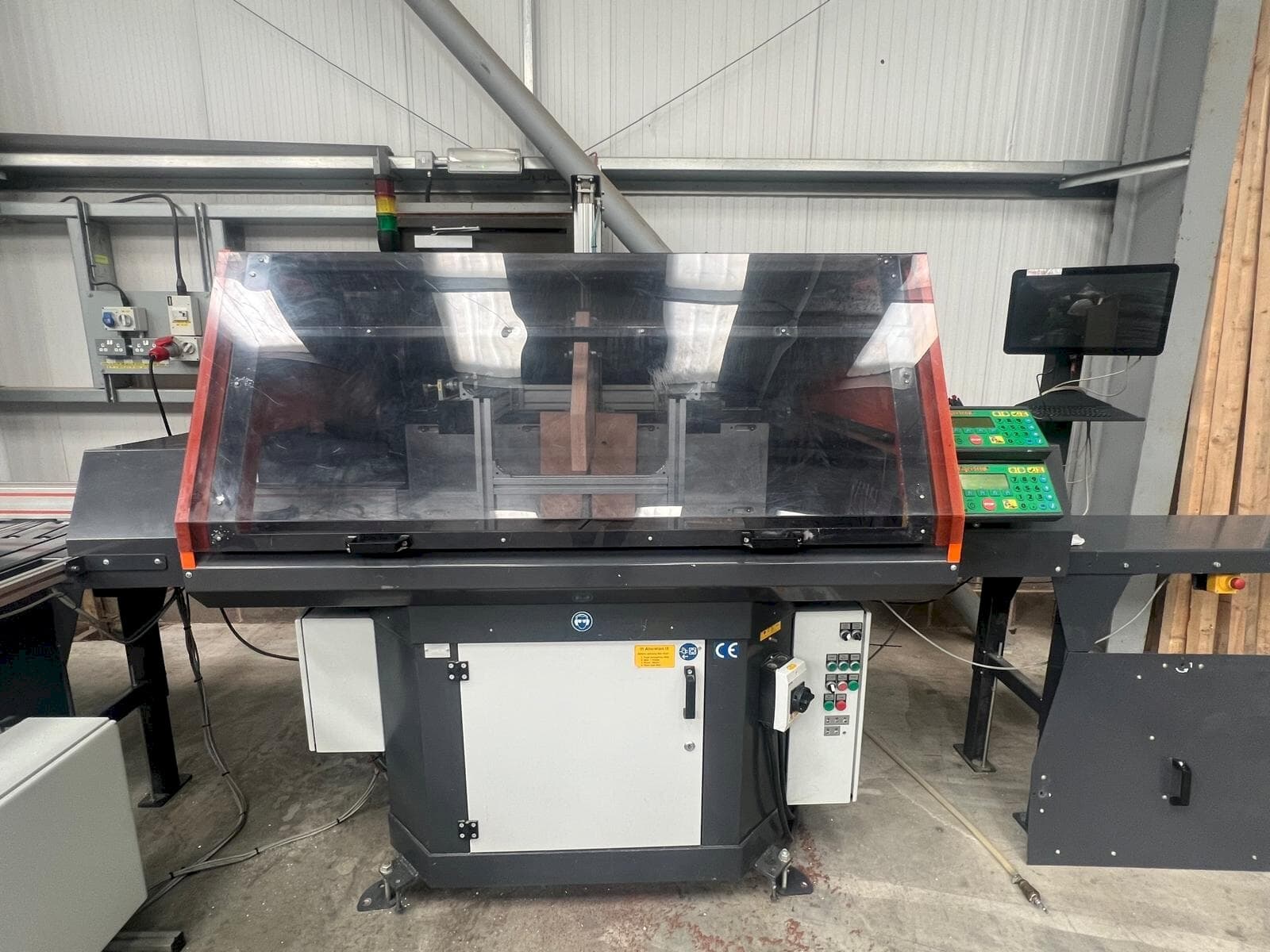 Frontansicht der TIGER UKA 600 Cross cut installation  Maschine