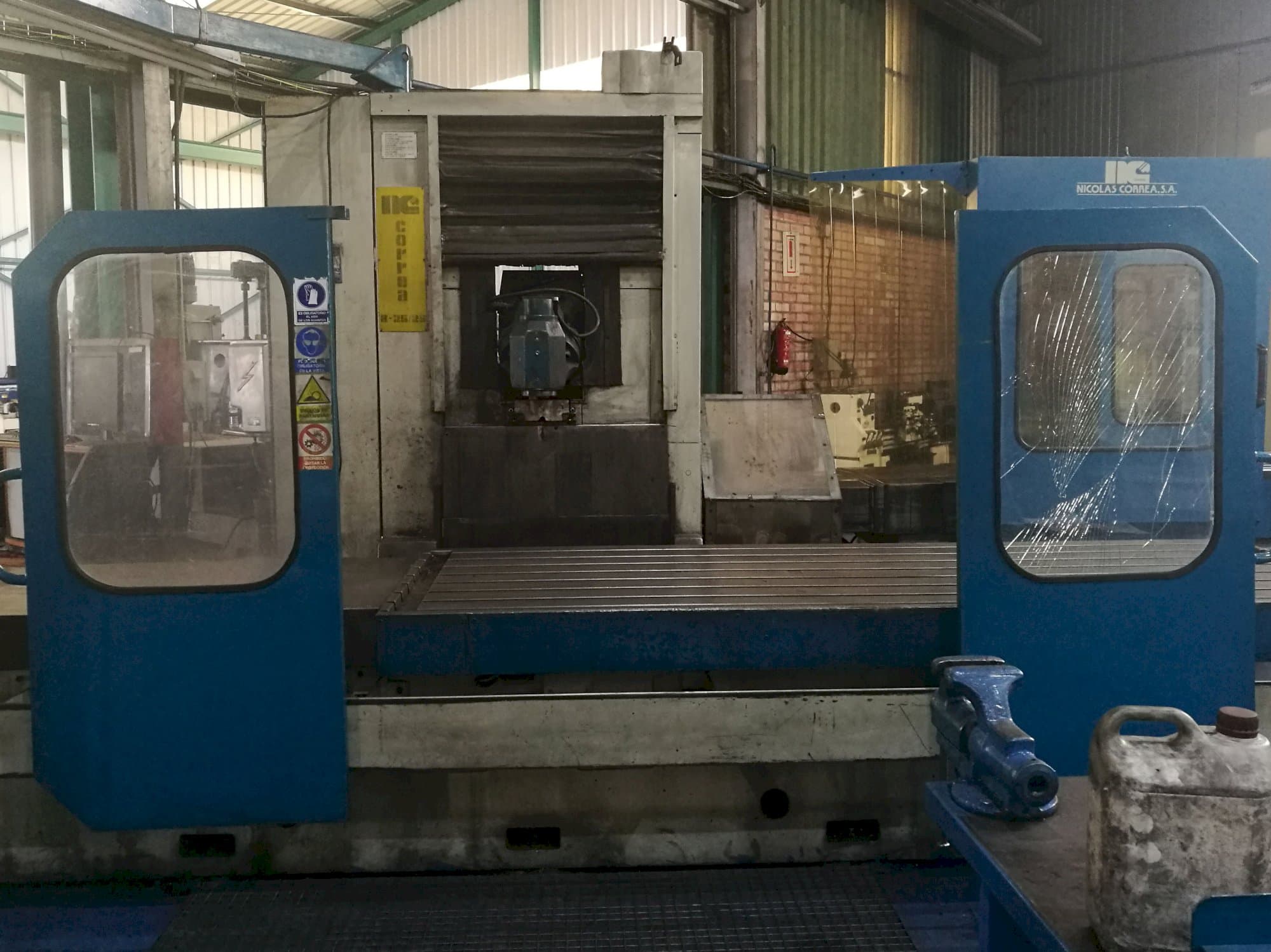 Frontansicht der Correa A25-25 Maschine