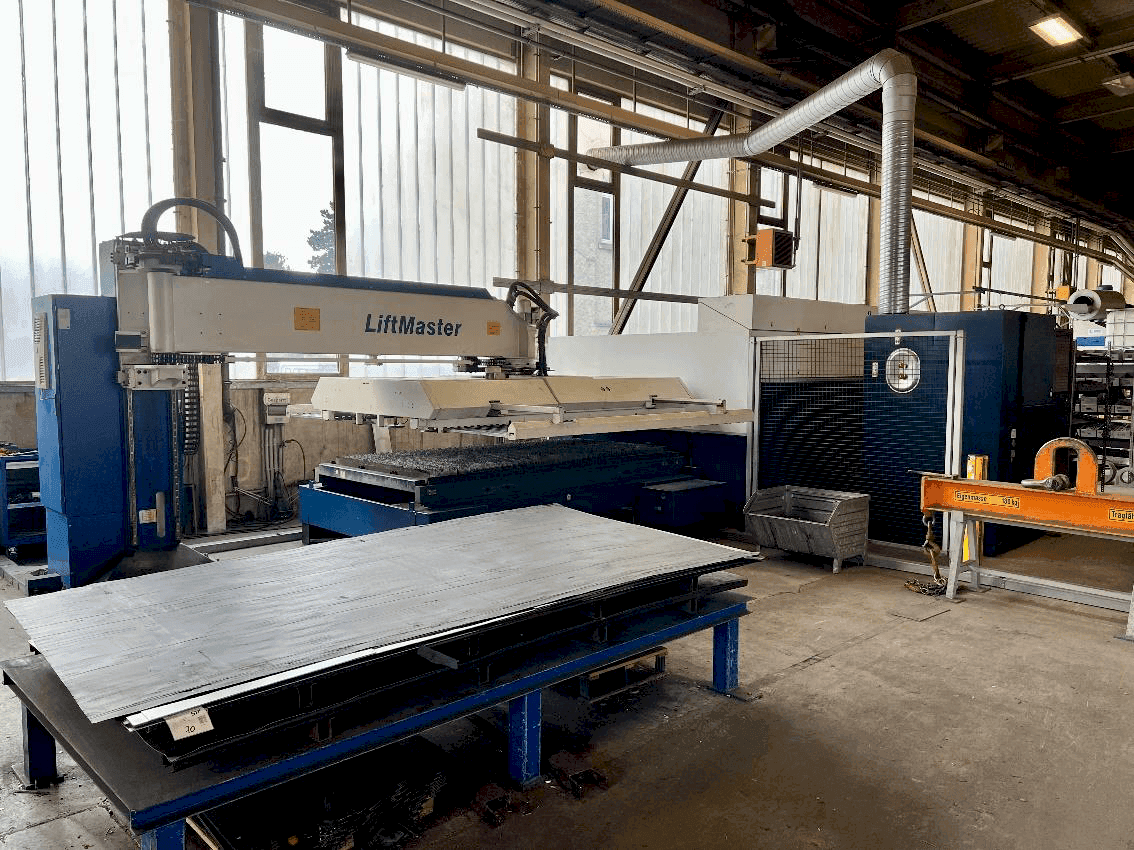Frontansicht der TRUMPF TruLaser 3030 Fiber Maschine