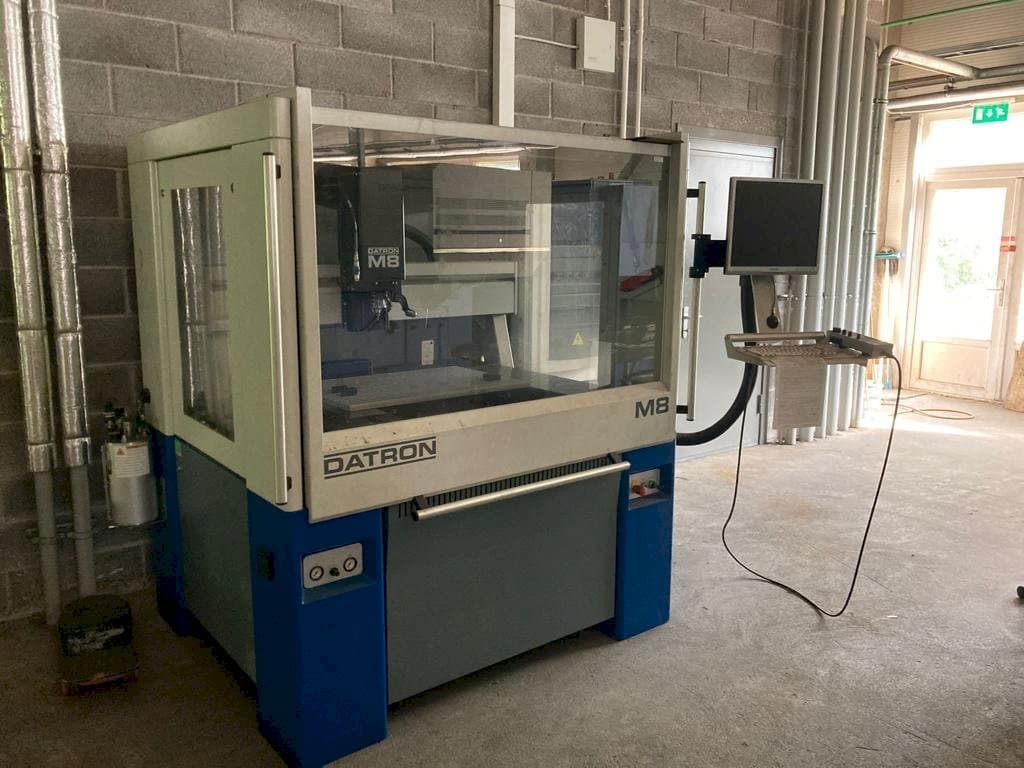 Frontansicht der Datron M8A Maschine