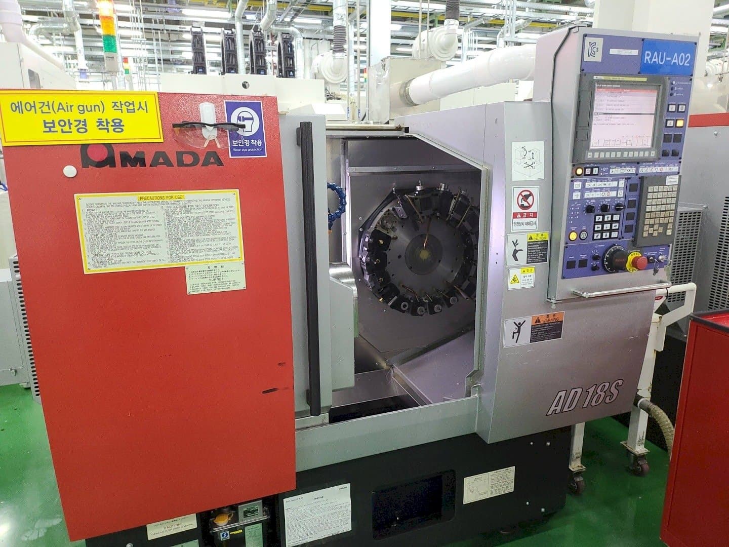 Frontansicht der AMADA AD-18S Maschine