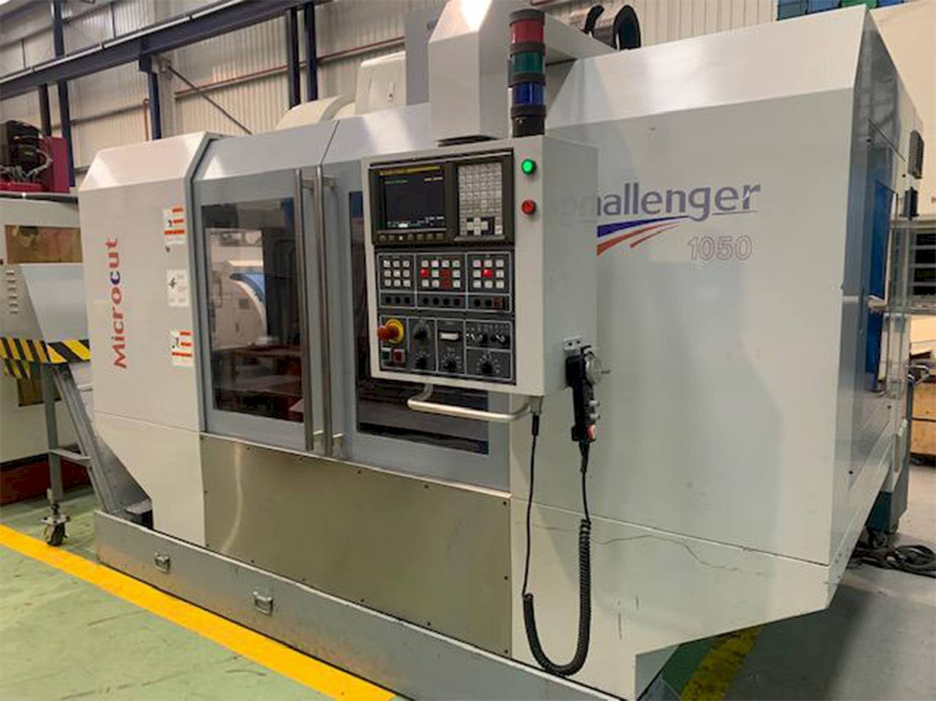 Frontansicht der MICROCUT Challenger 1050 Maschine