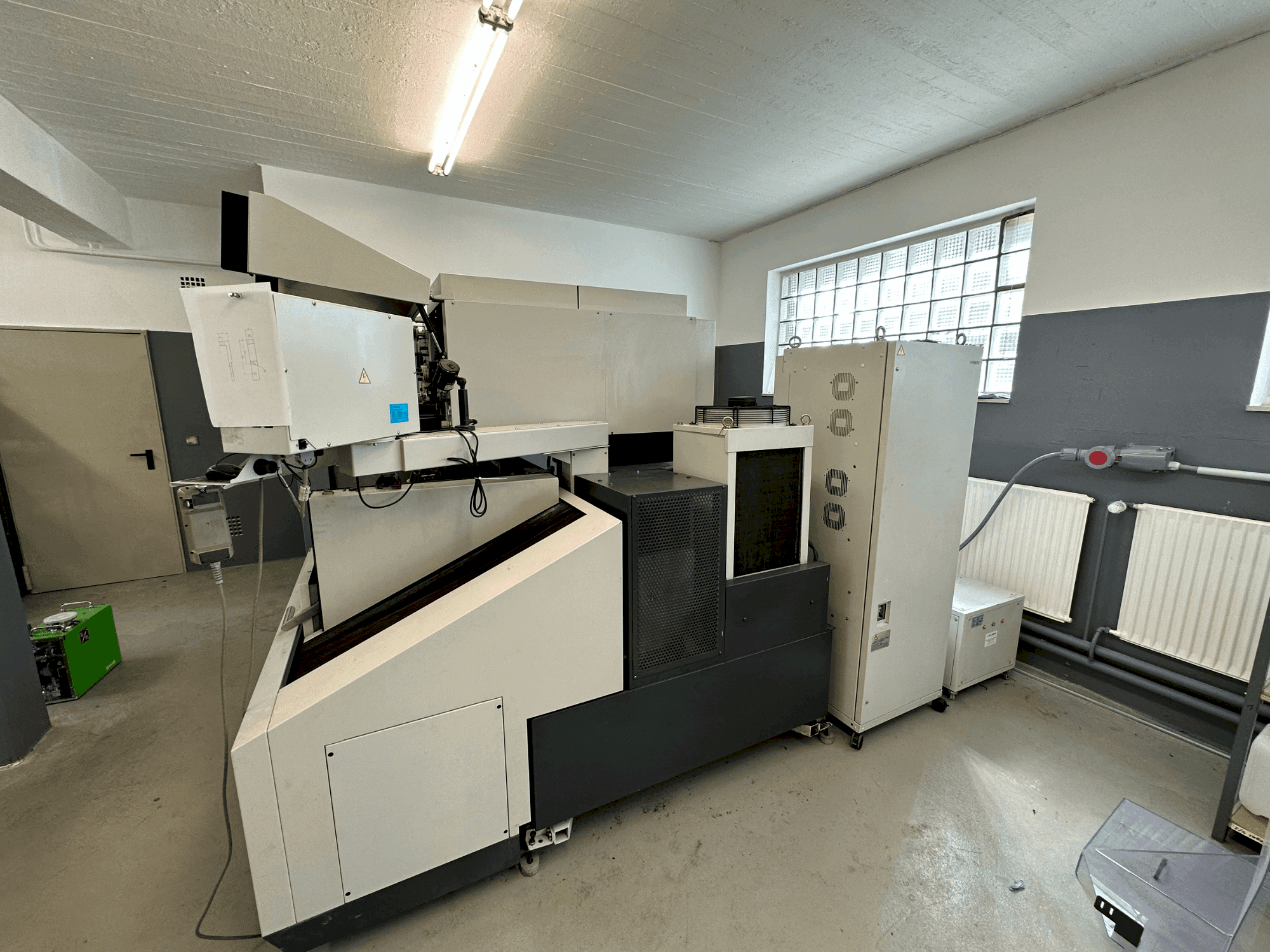 Frontansicht der Mitsubishi MV1200S  Maschine