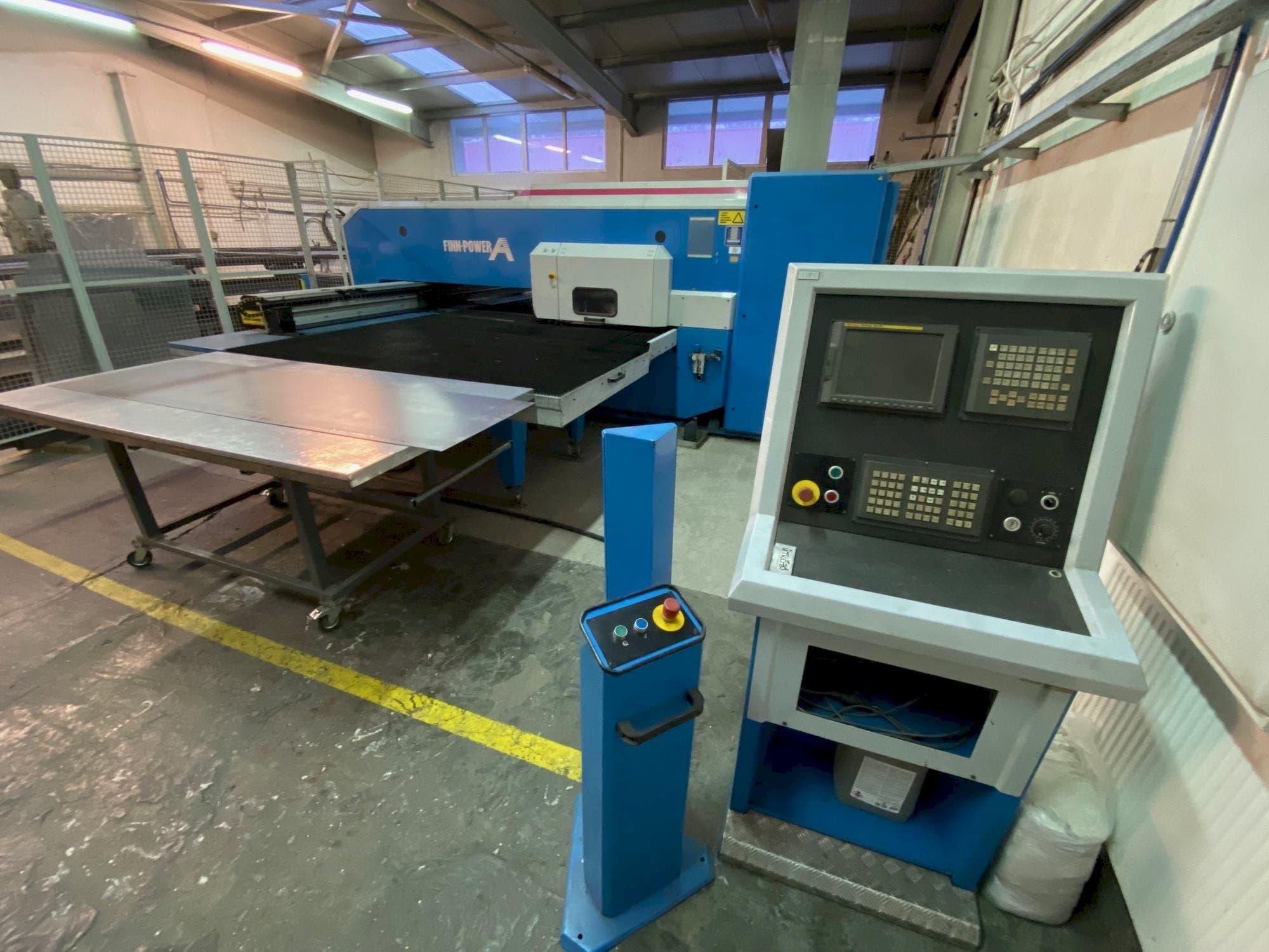 Frontansicht der Finn-Power A 5 F  Maschine