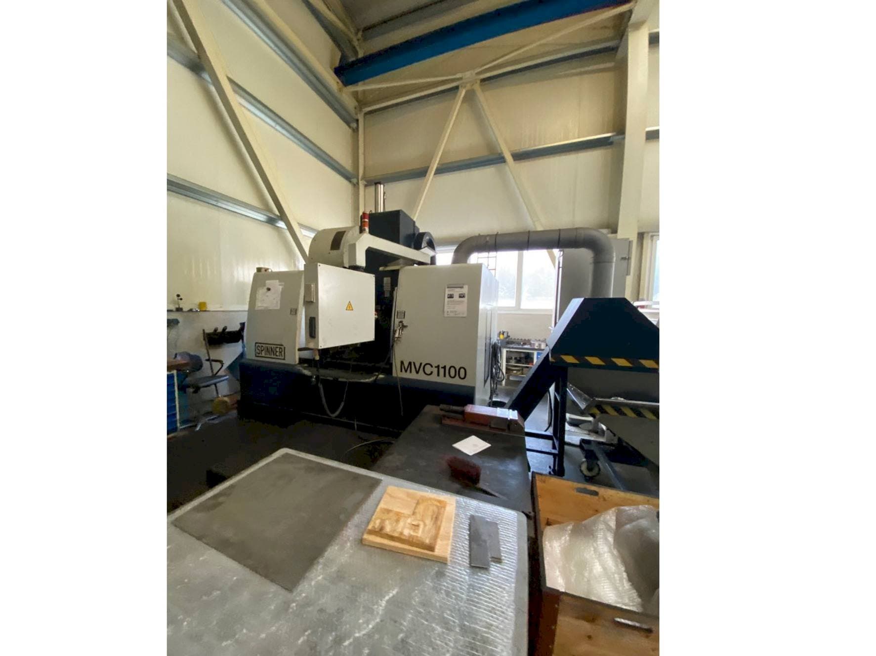 Frontansicht der SPINNER MVC 1100 B Maschine